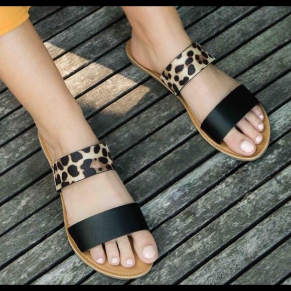 Shoes - 🔥SALE 🎉🔥⭐️💕Leopard & Black Banded Flats!